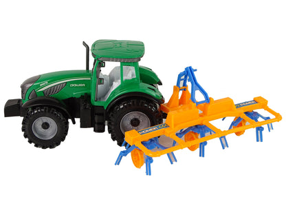 Grüner Traktor mit orangefarbener und blauer Harke Reibungsantrieb